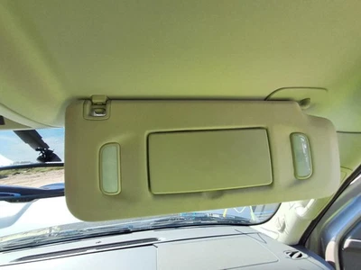 Used Right Sun Visor fits: 2007 Chevrolet Avalanche 1500 new style smooth door s - Imagem 1 de 4