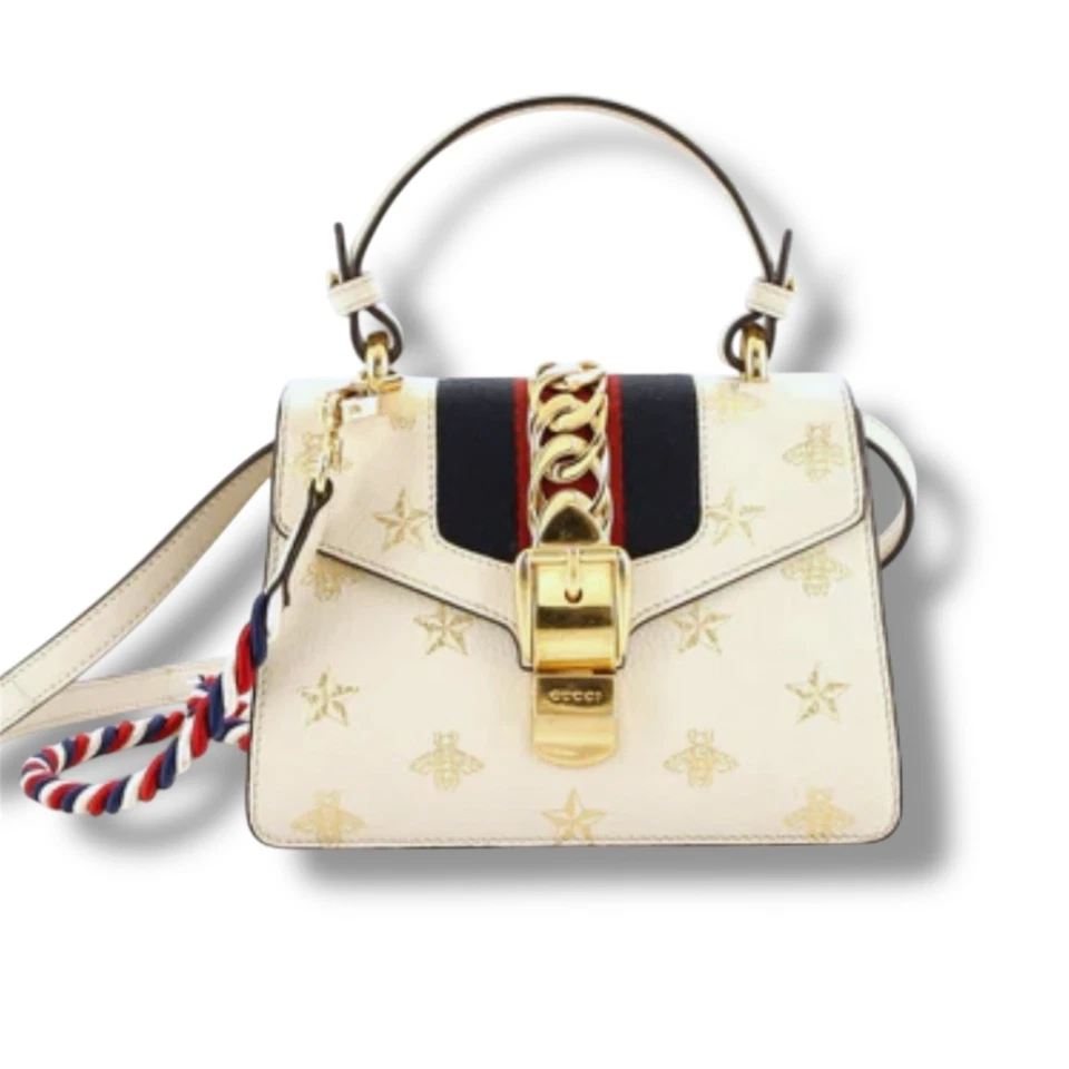 Bolso Gucci Sylvie Bee Star Mini Cuero Crema Asa Superior con Correas, Caja y Certificado de Autenticidad Usado en Excelente Condición Foto 1 de 4