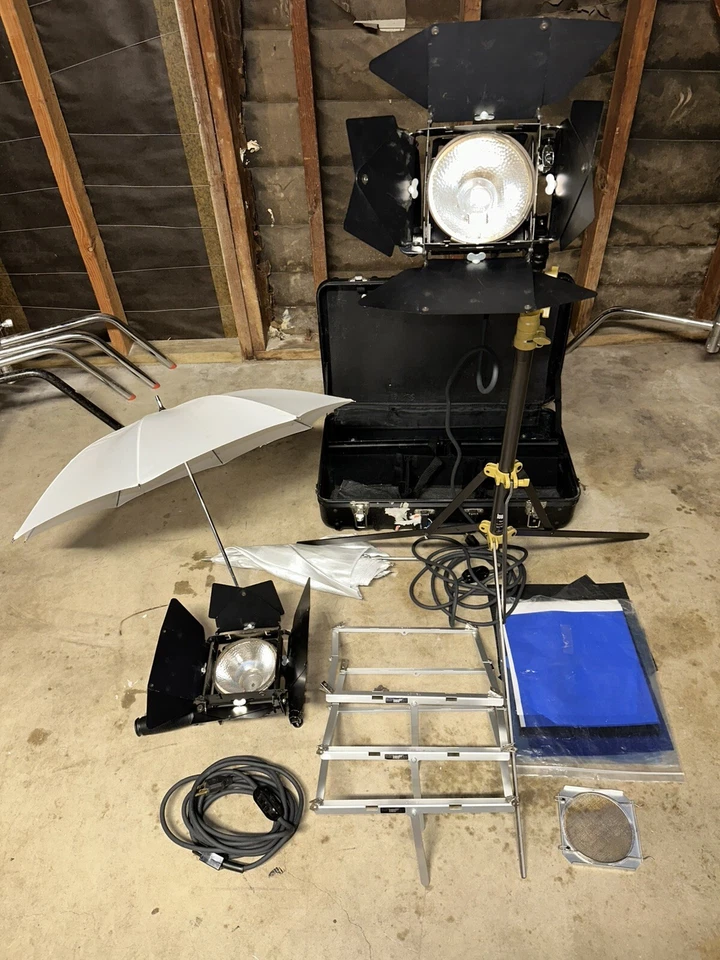 2X Lowel Omni 500 W Light Kit with Stand, Accessories and Hard Case + EXTRAS - Image 1 of 4