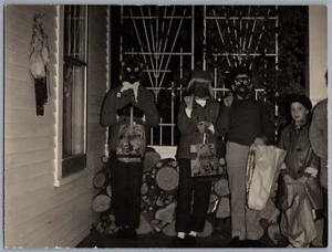1962 Tiffin, Ohio Halloween niños en disfraz foto original 7,5 x 9,5" 8792 - Imagen 1 de 2