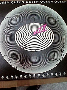 QUEEN JAZZ G/FOLD VINYL JAPANEESE FULLY SIGNED COMPLETE WITH POSTER & LYRICS - Picture 1 of 22