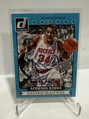Prueba de prensa Hakeem Olajuwon 2014-2015 Donruss Scoring Kings/199 - Rockets, Salón de la fama Foto 1 de 3