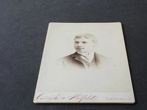 Fotografía de gabinete de hombre serio de 1890 - fotógrafos de estudio de arte de mamut, Cleveland. - Imagen 1 de 2