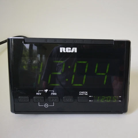 RCA RC40B Radio Alarm Clock-AM/FM-Dual Alarm-Corded/Battery Backup-Tested Works Cover