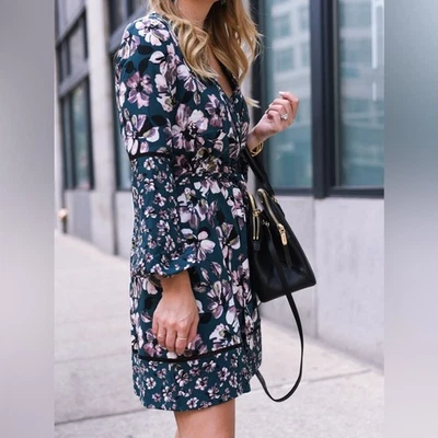 Mini Vestido Eliza J. Floral con Cinturón Verde Azulado/Malva Manga Larga Sobrepelliz Cuello en V Talla 4P Foto 1 de 4