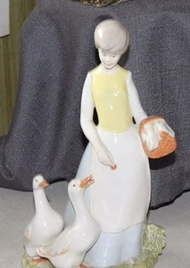 Vintage Porzellan Dame füttert Gänse Figur 9" hoch - Bild 1 von 12