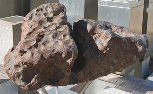 Meteorito HOBA astillado grande meteorito de hierro de Namibia 80.000 años de antigüedad - Imagen 1 de 2