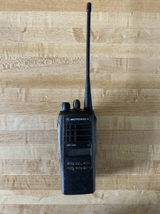 Motorola HT1250 UHF AAH25RDF9AA5AN Two Way Handheld Radio Only - Picture 1 of 3
