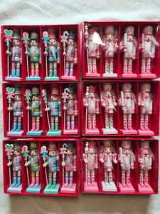 4er Set Nussknacker 13cm zum Aufhängen aus Holz - bunt oder rosa - Neu - Bild 1 von 5