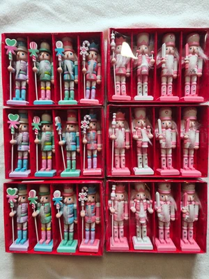 4er Set Nussknacker 13cm zum Aufhängen aus Holz - bunt oder rosa - Neu - Bild 1 von 3