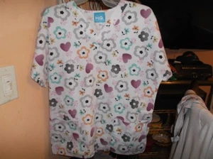 H.Q. Scrubs Women White Floral / Hearts Scrub Top Small Pockets - Picture 1 of 4
