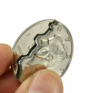 Creative Mouth Close-Up Magic Bite Out Quarter Magic Trick & Restored Half i - Foto 1 di 15