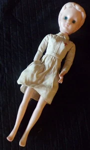 Vintage. Zelluloid Kunststoff 18" Rotes Kreuz Krankenschwester Puppe Hongkong (mit Lautsprecher hinten) - Bild 1 von 9