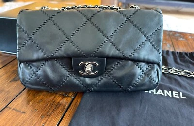 Bolso Chanel Clásico con Solapa Única Herrajes Plateados Cuero Negro 14518560 Foto 1 de 4