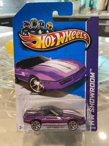 Corvette 206/250 2013 Hot Wheels HW Showroom años 80 púrpura nuevo - Imagen 1 de 1