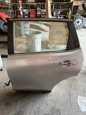 Puerta trasera izquierda conductor Nissan Rogue 2015 usada. Sin detalle. Ver fotos Foto 1 de 4