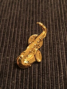 VTG RETRO SAXOPHONE BROOCH PIN MUSICAL INSTRUMENT PINBACK GOLD TONE BILL CLINTON - Picture 1 of 6