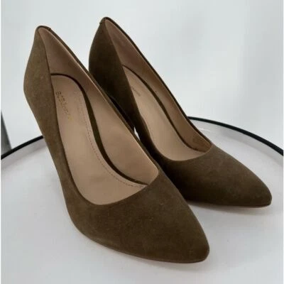 BCBGENERATION CLARICE EXÉRCITO COURO VERDE CAMURÇA BOMBAS SALTO QUADRADO SLIP ONS - Imagem 1 de 4