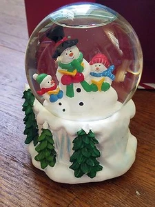 Caja de música globo de nieve 2009 marca Target - Trío de muñecos de nieve coro cantantes abeto - Imagen 1 de 8
