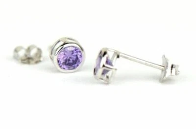 Juego de pendientes de piedra de nacimiento de oro blanco con bisel redondo de 14K de 4 mm Foto 1 de 4