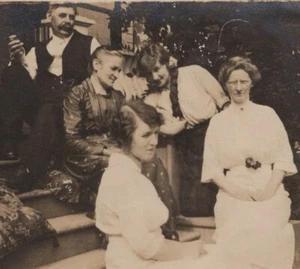 1910er Veranda Versammlung fünf Personen Periode Kleidung lässige Kameradschaft - Bild 1 von 3