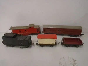 4 VINTAGE TRI-ANG HO SCALE FREIGHT CARS & 1 PASSENGER CAR - Picture 1 of 7