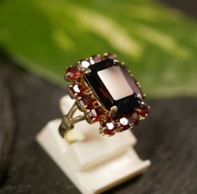 Zauberhafter 585 14 K Gold Cocktail Ring Granat Rot Smaragd Schliff Entourage  - Bild 1 von 4
