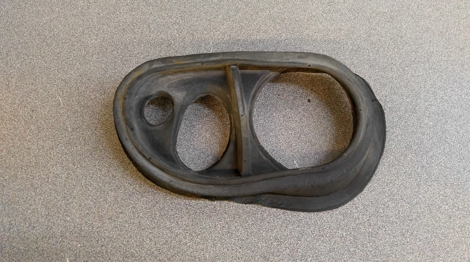 NICE USED ORIGINAL GENUINE PORSCHE 911 930 OIL TANK TO BODY RUBBER SEAL GASKET - Image 1 of 2