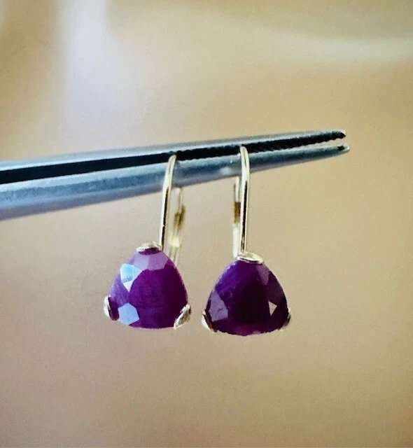 Pendientes Estate de rubí opaco de oro amarillo de 14K Foto 1 de 4