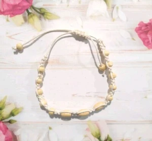 Bracciale Intrecciato Cordoncino Bianco Beige Perline Legno Regolabile Fatto a Mano - Foto 1 di 3