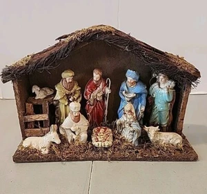 Magazzino 104 Presepe Serale Benedetta Set 10 Statuine in Ceramica con Mangiatoia - Foto 1 di 9