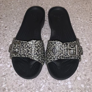 Crocs Leopardenmuster Sandalen Damengröße 7 schwarz Sarah Slide bequem wasserdicht - Bild 1 von 6