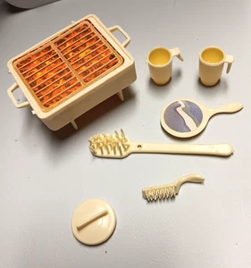 Vintage 1976 Barbie Star Traveler Wohnmobil Zubehör BBQ Tassen Spiegelbürste + - Bild 1 von 6