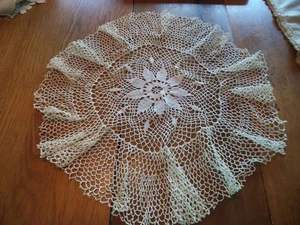 VINTAGE ROUND CROCHETED DOILY TABLE RUNNER 19.5 INCHES ACROSS - GOOD SHAPE - Bild 1 von 6
