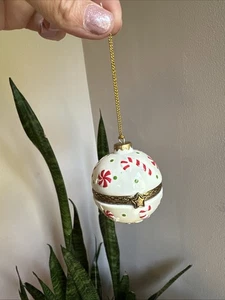 NUOVO Albero di Natale Porcellana Sorpresa Ornamento Cerniera Trinket Box Palla Dipinta - Foto 1 di 8
