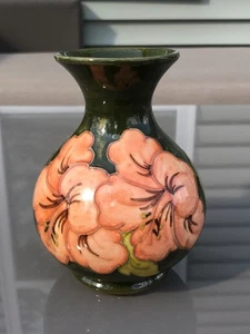 Vintage MOORCROFT Coral Hibiscus Pattern Pottery Vase 5" tall - Picture 1 of 6