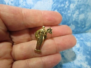 Blind Justice Lapel Tie Pin Gold Color Metal Scale Sword Lawyer Judge Legal / B - Picture 1 of 5