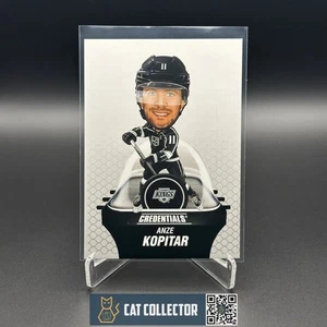 2024-25 UD Credentials ANZE KOPITAR #BH-AK Arena Giveaways Bobbleheads /750 - Bild 1 von 4