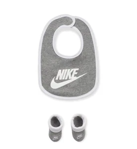 Nike 0-6 Months Baby Boy Newborn Bib & Booties Set Gray / White Infant Shoes - Picture 1 of 1