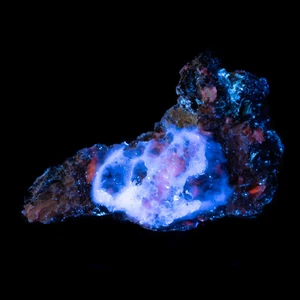 Inesita en matriz. Muestra mineral fluorescente UV LW. Mútnik, Hnúšťa, Eslovaquia - Imagen 1 de 6