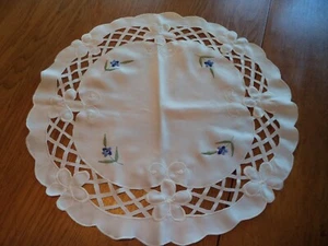 MÁQUINA BUFANDA MANTEL REDONDO 19" BORDADO O CROCHET AZUL Y BLANCO FLORAL - Imagen 1 de 9