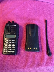 RADIO BIDIRECCIONAL MOTOROLA AAH25SDH9AA6AN HT1250 16 CANALES CON ANTENA/batería - Imagen 1 de 8