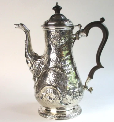 Cafetera rococó Londres siglo XVIII plata de ley con caño de cisne 1758 Foto 1 de 4