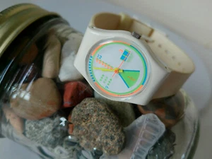 Vintage Swatch Uhr NEON Weiß S 910 Damen Wasserdicht 80er Mod Läuft Vinyl Flex - Bild 1 von 19