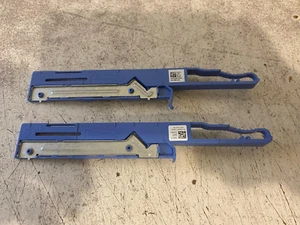 Lotto di 2 staffe caddy OEM Dell unità ottica blu chiusura 1GX87 01GX87 spedizione rapida - Foto 1 di 4