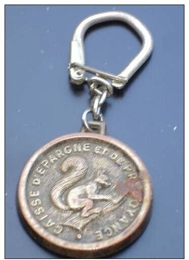 B08 / ANCIEN PORTE CLES LOGO FIGURINE ECUREUIL DE LA CAISSE EPARGNE - Photo 1/1