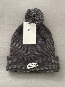 Berretto Nike Nuovo con etichette NSW Cuffed Pom Knit DA2022-010 Nero/Grigio Unisex Adulto OS RARO - Foto 1 di 4