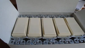 10er Pack Leviton 5601-I 15A 120/277V Decora Wippe einpolig AC Schalter SET elfenbein - Bild 1 von 7