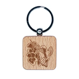 Kolibri schwebt über Blumen graviert Holz Quadrat Schlüsselanhänger Etikett Charm - Bild 1 von 6