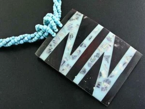 ¡Oferta Collar de Cuentas Azules con Pluma de Coral Azul! 2 3/16" - Imagen 1 de 4